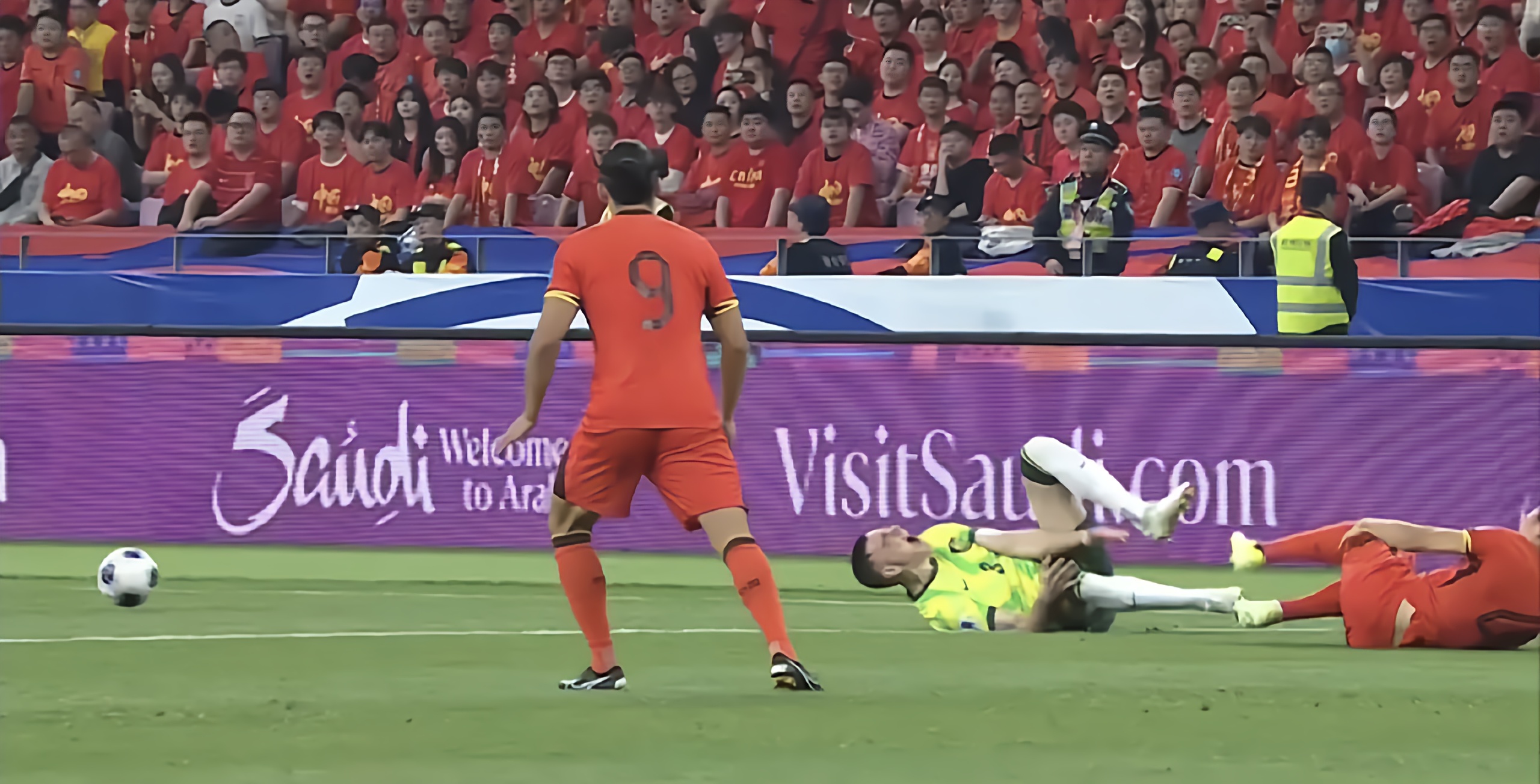 橄榄球选手爆冷获胜，专家预测失准