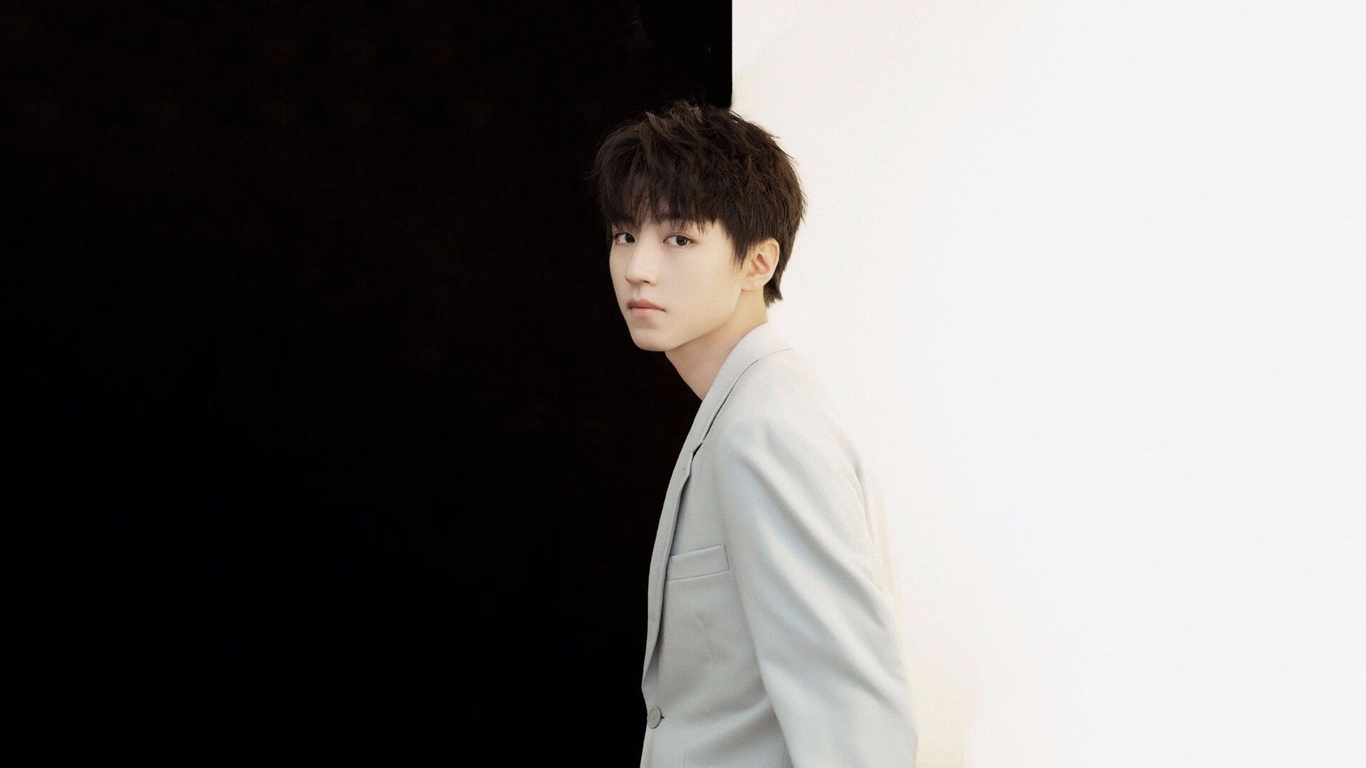 开云体育登录-沉默的英雄，震耳欲聋的爆发—英超争冠之夜，霍勒迪用一脚定义冠军